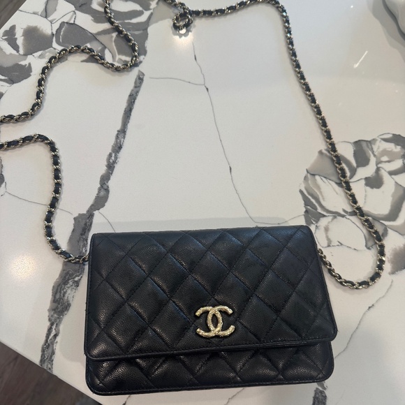 Chanel on wallet - Picture 1 of 8